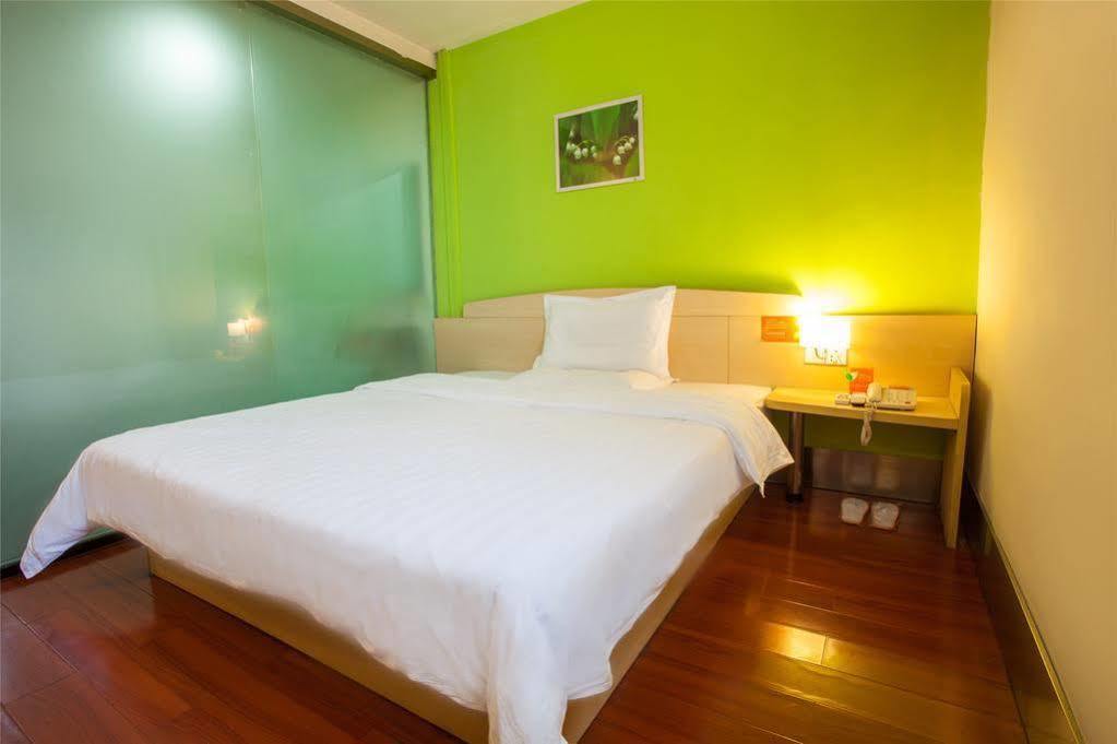 7 Days Inn Shanghai Xujiahui Caobao Road Subway Station Branch Xuhui Exterior foto